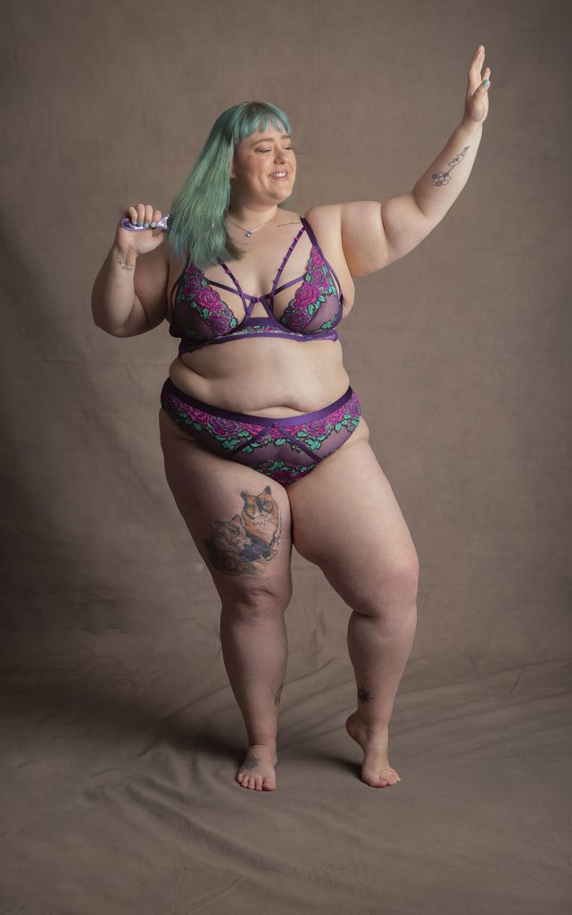 Candid empowerment portrait capturing laughter during a relaxed, supportive session